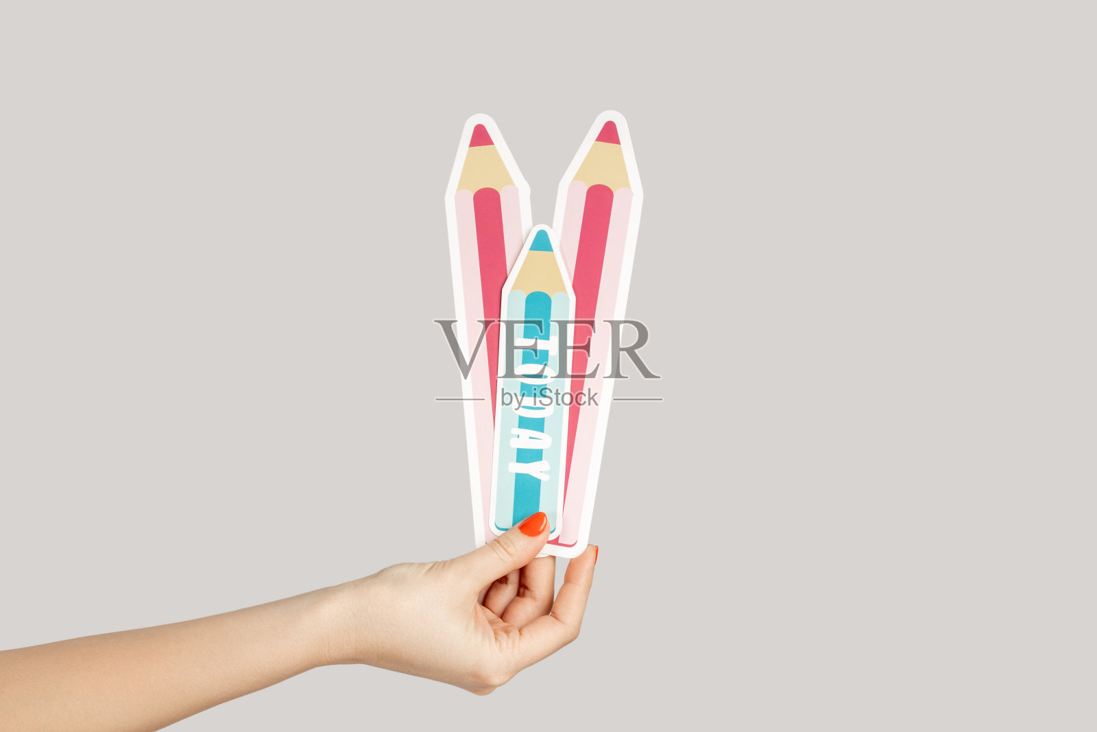 女子手露纸铅笔，象征绘画、书写、教育、学习照片摄影图片