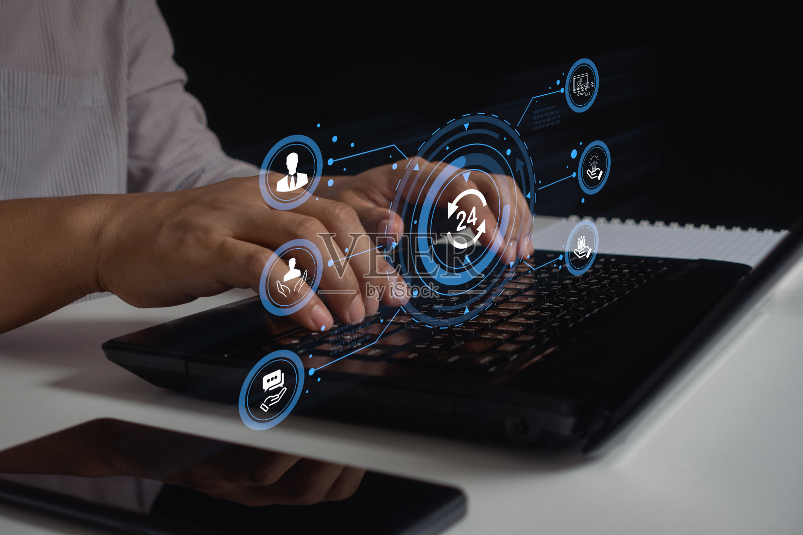 技术支持中心客户服务互联网业务技术理念。服务支持客户帮助呼叫中心虚拟屏幕上的业务技术按钮。人的手使用笔记本电脑。照片摄影图片