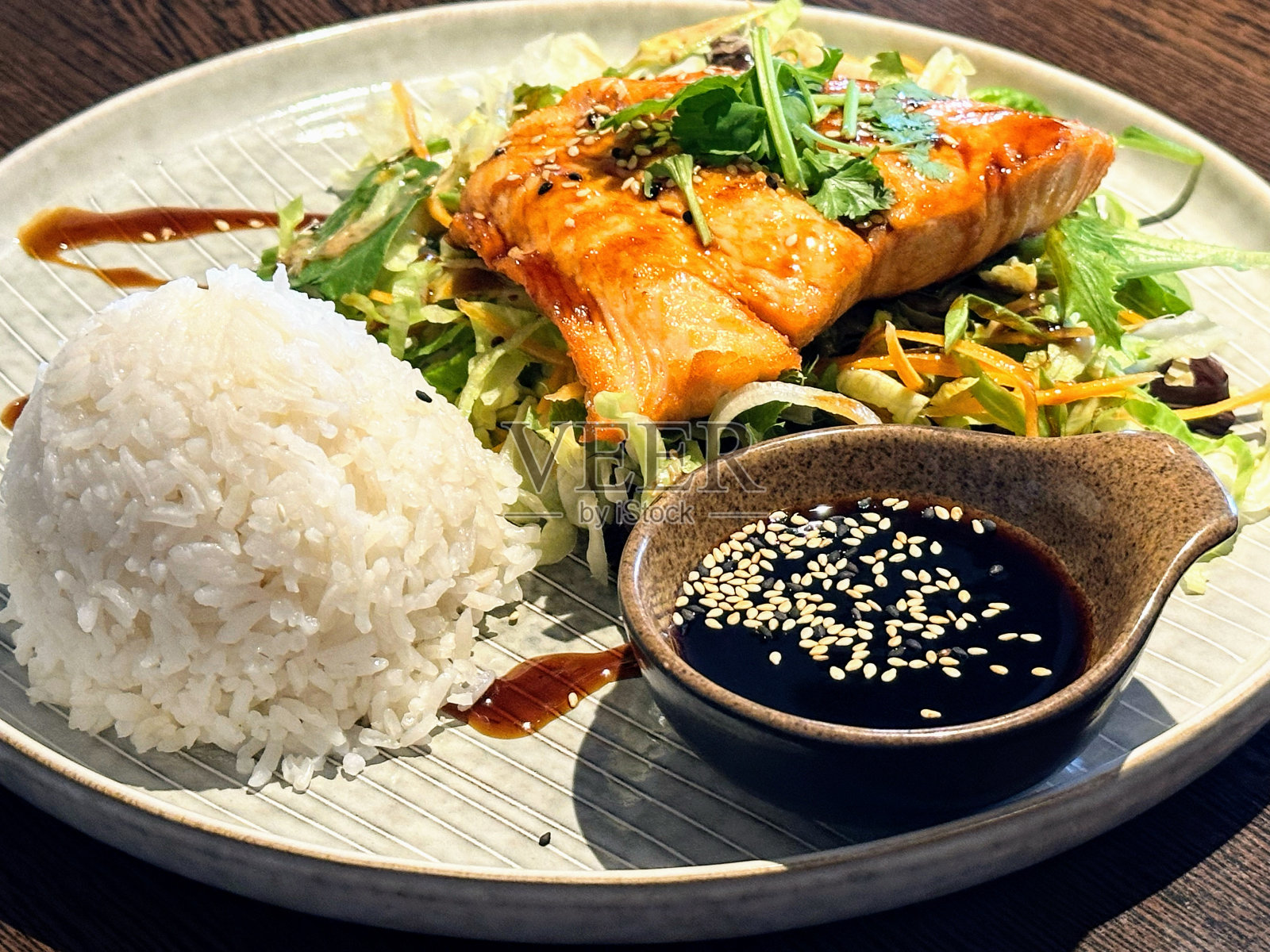 烤鲑鱼配蔬菜和米饭照片摄影图片