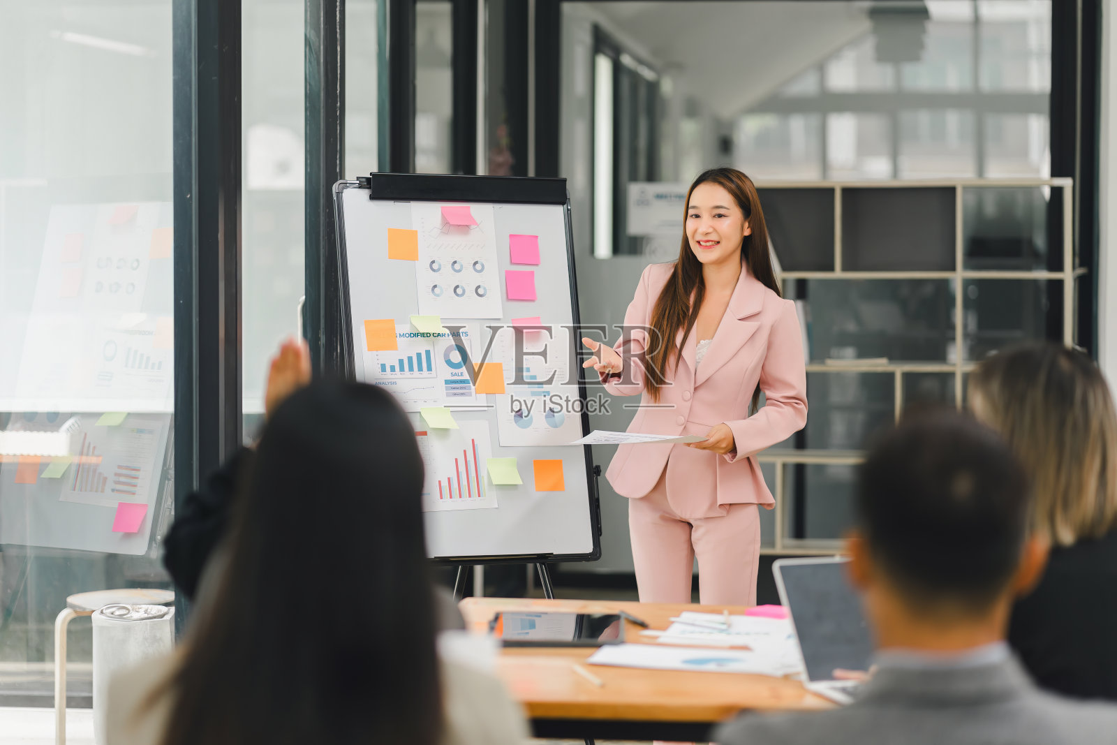 专业的多元化业务团队，在现代化办公会议中展示和讨论数据图表和图形。照片摄影图片