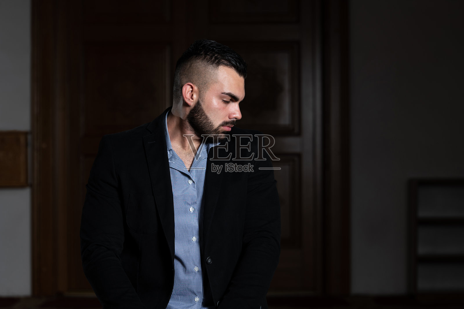 谦卑的商人穆斯林在清真寺祈祷照片摄影图片