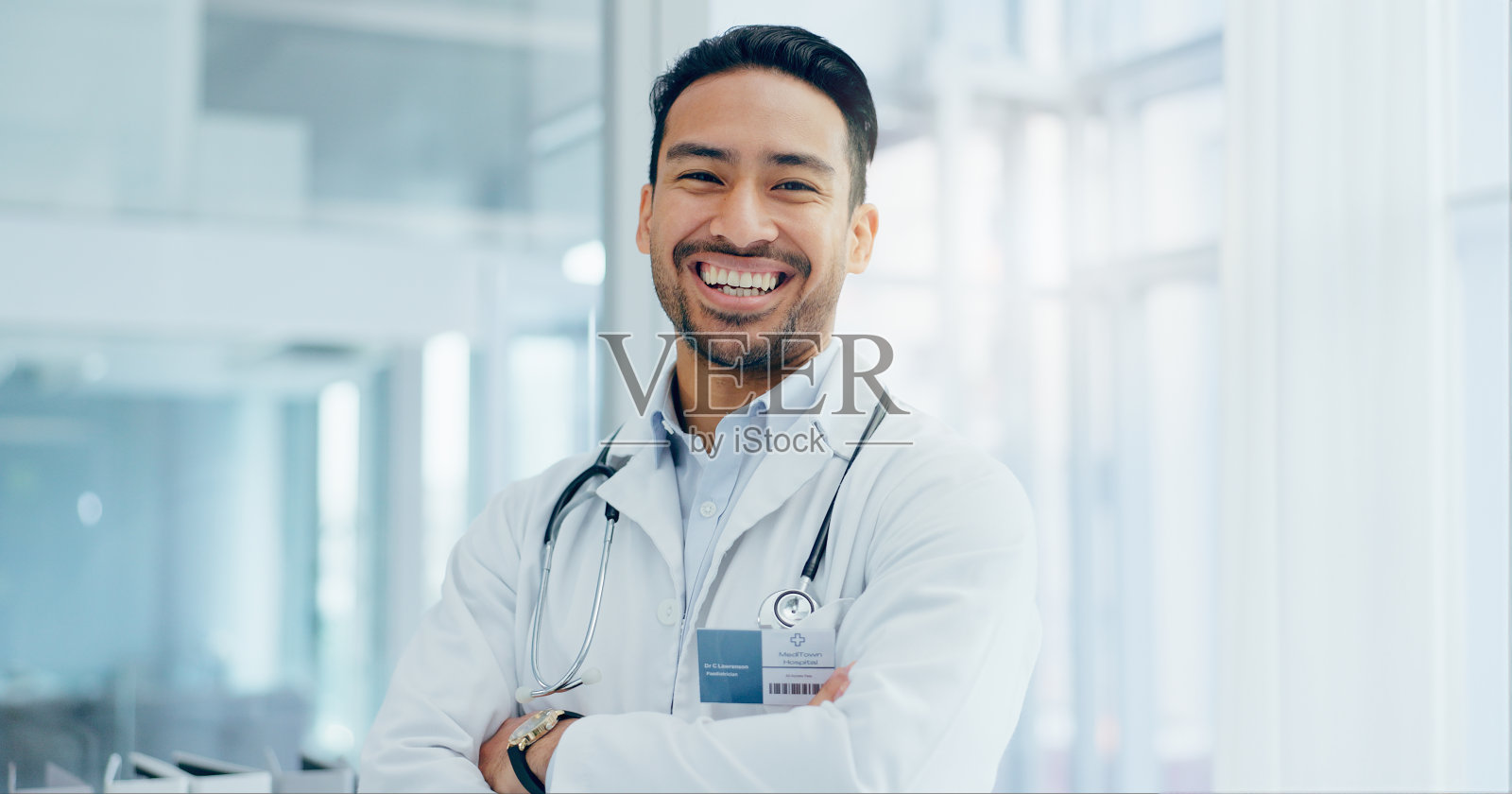 肖像，医生和骄傲在医院的医疗保健，成功和我们在办公室。男性专家，快乐和医疗保险在诊所心脏病学，医疗保健和领导或诚信照片摄影图片