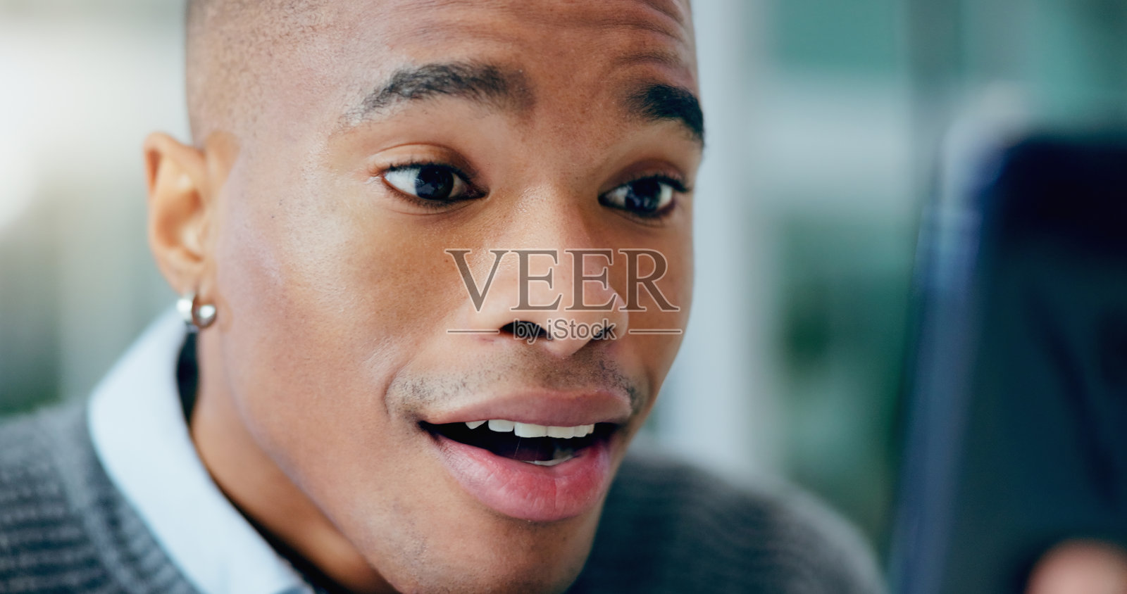 电话，哇和黑人男子阅读新闻特写信息，成功或获奖在家里。智能手机，惊喜和人在互联网上的电子邮件结果，震惊和交易提供的机会照片摄影图片