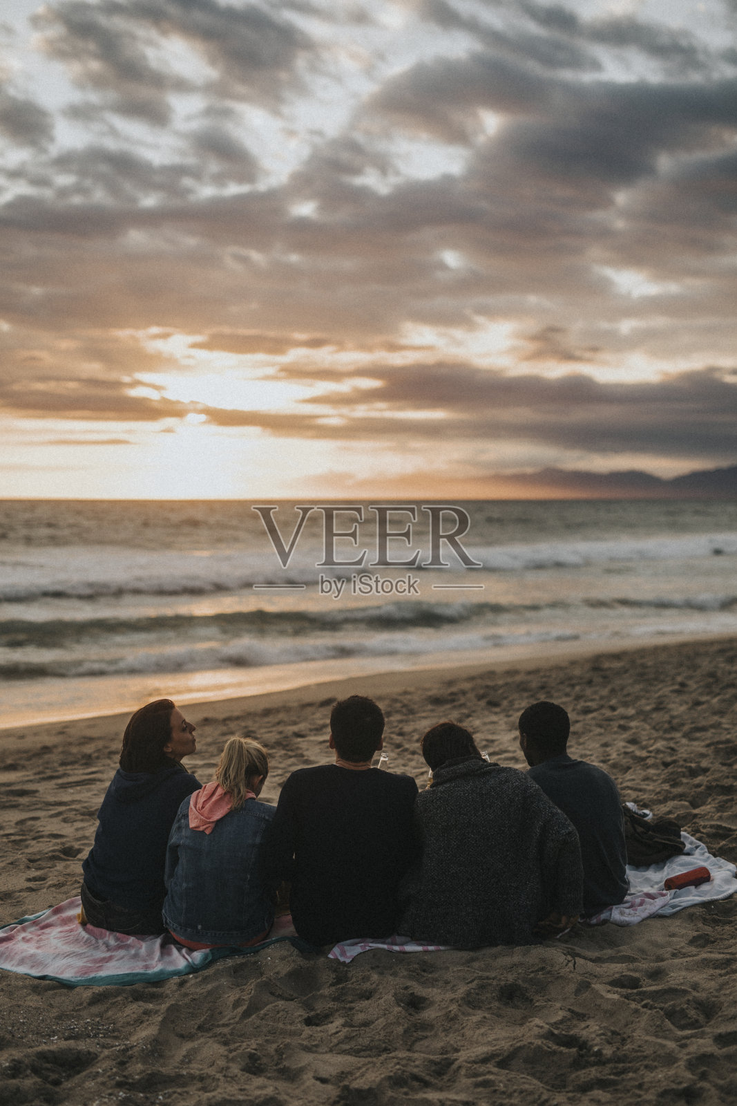 快乐的朋友在海滩上举杯照片摄影图片