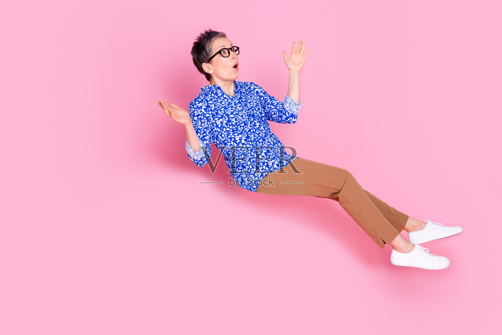 无话可说的退休人员穿着印花衬衫的全尺寸照片飞在空白的空间盯着销售孤立的粉红色背景照片摄影图片