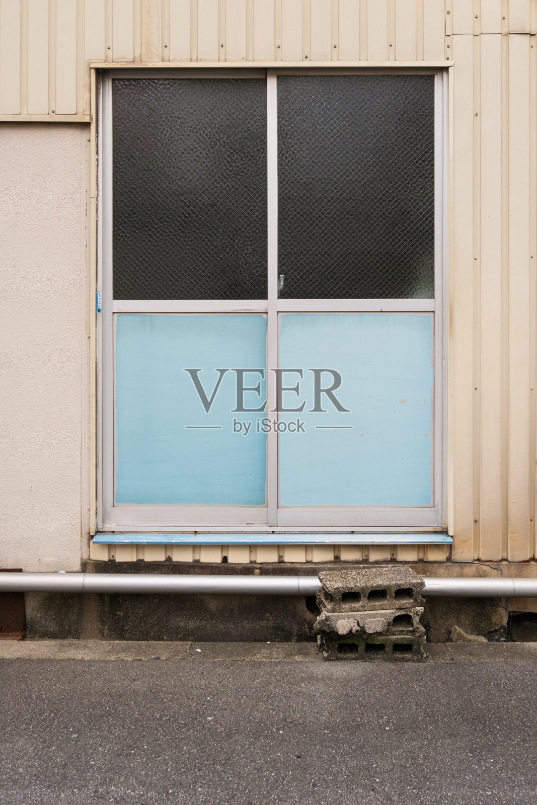 一段带有磨砂玻璃推拉门的墙照片摄影图片