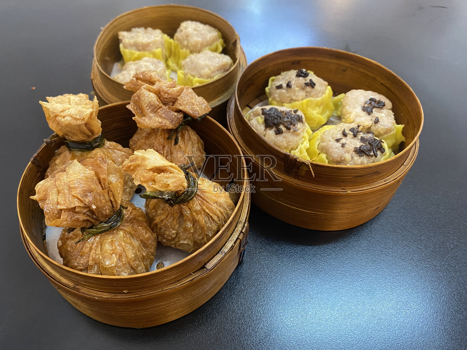 点心放在黑色的桌子上。照片摄影图片