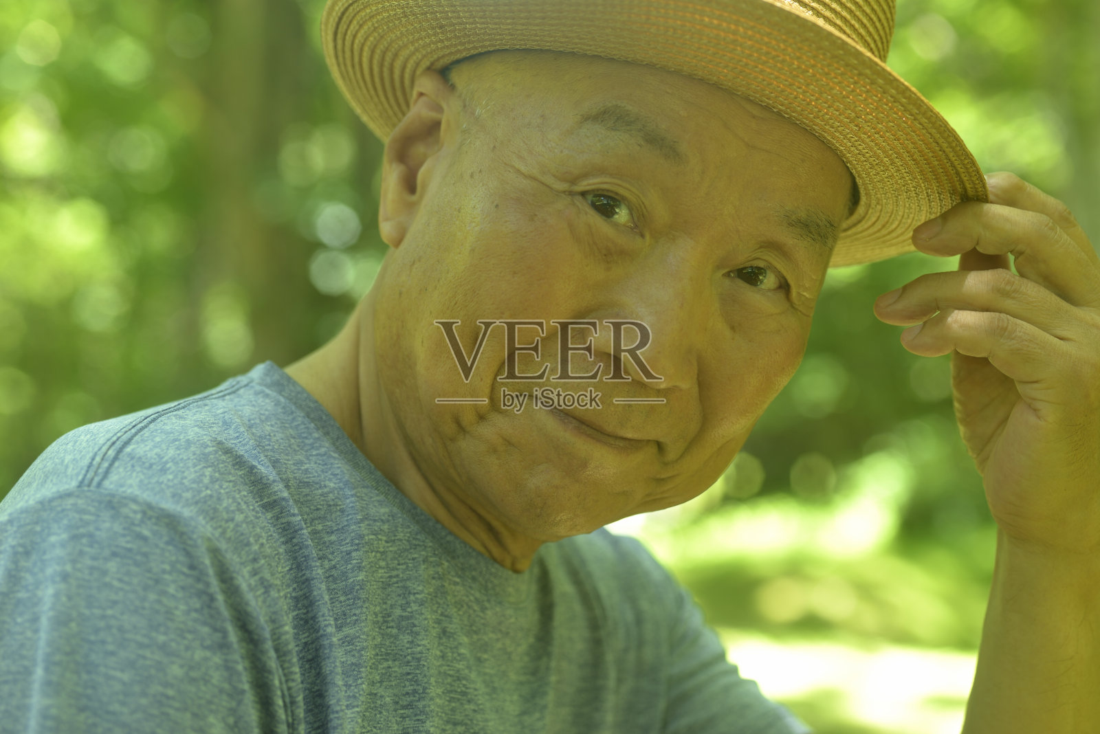 微笑的老人在夏日公园享受森林浴照片摄影图片