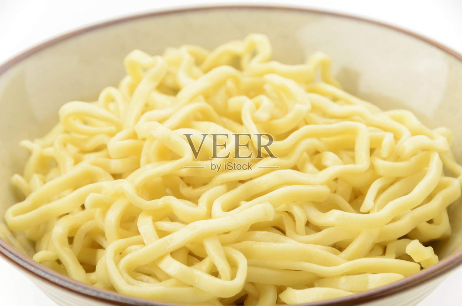 白底冲绳荞麦面。照片摄影图片