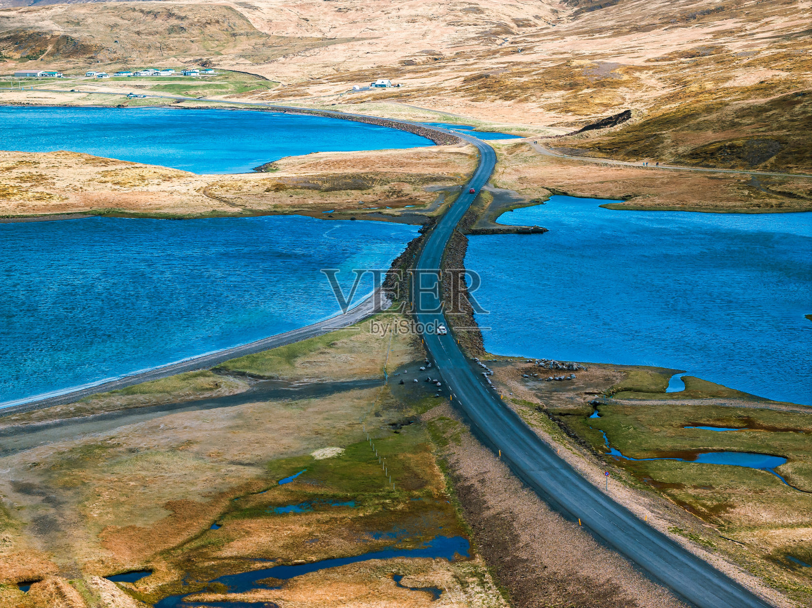 冰岛风景优美的鸟瞰图，蜿蜒的道路，蓝色的湖泊和雪山照片摄影图片