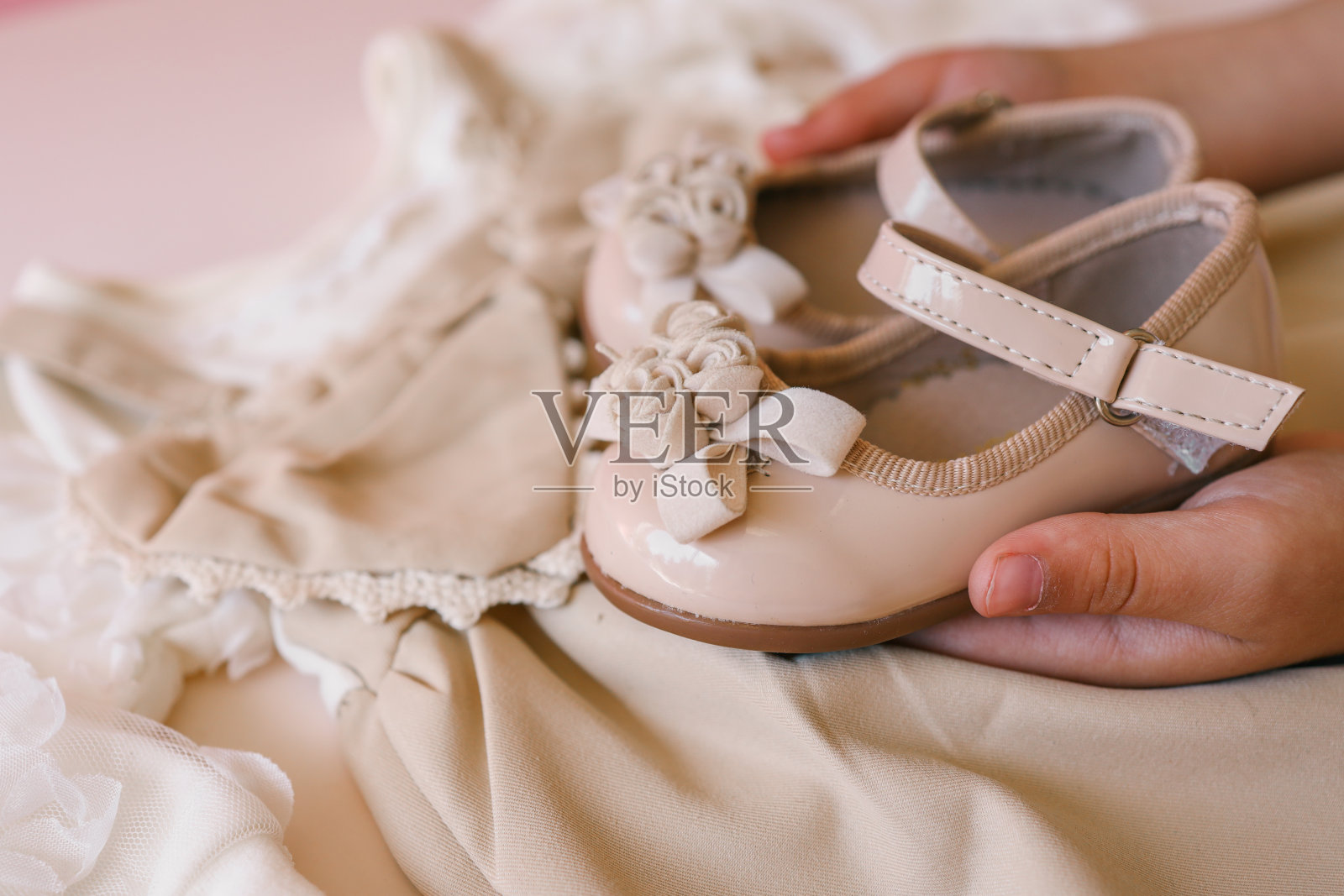 童装在手中，时尚照片摄影图片