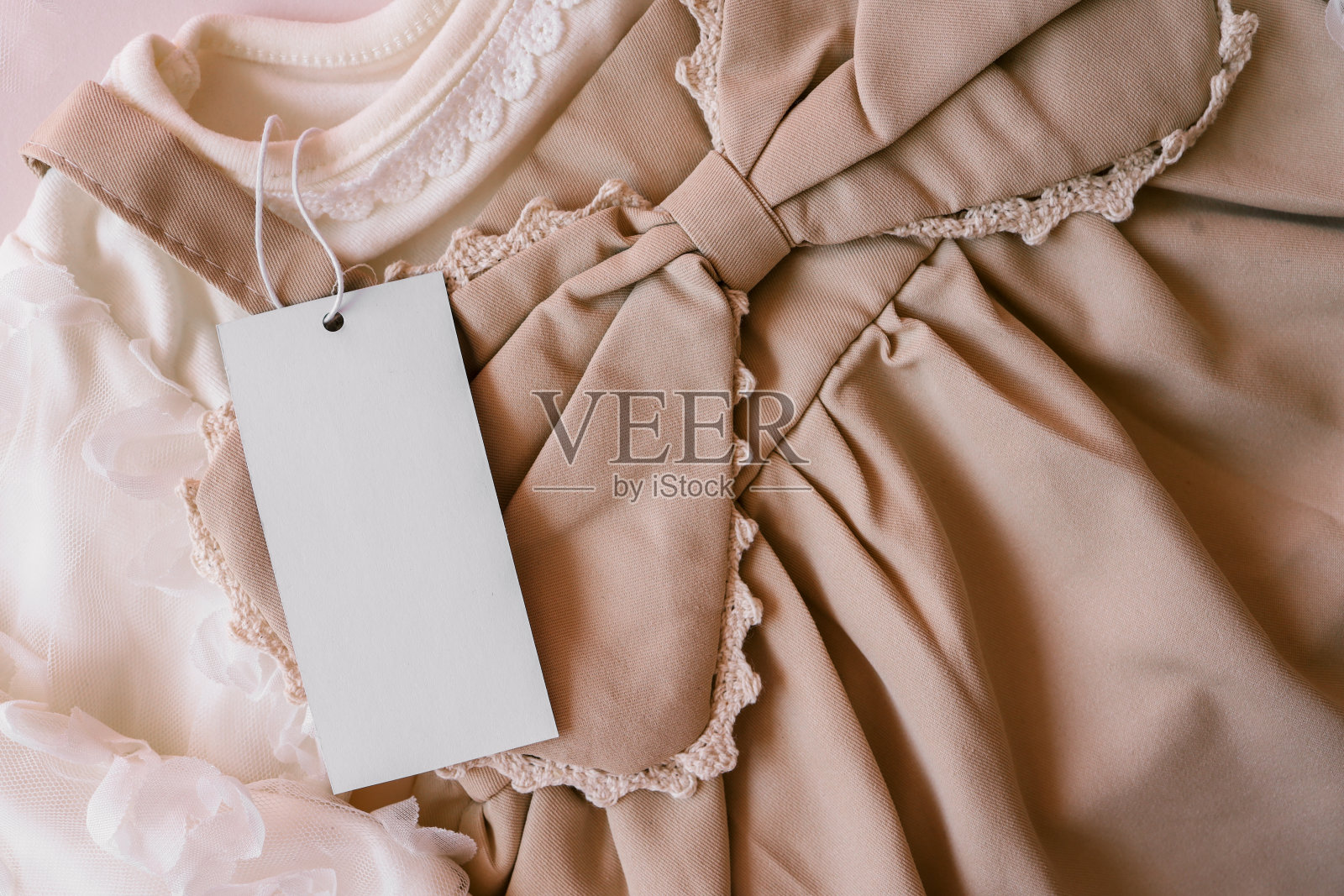 俯视图平躺米色儿童服装米色背景照片摄影图片