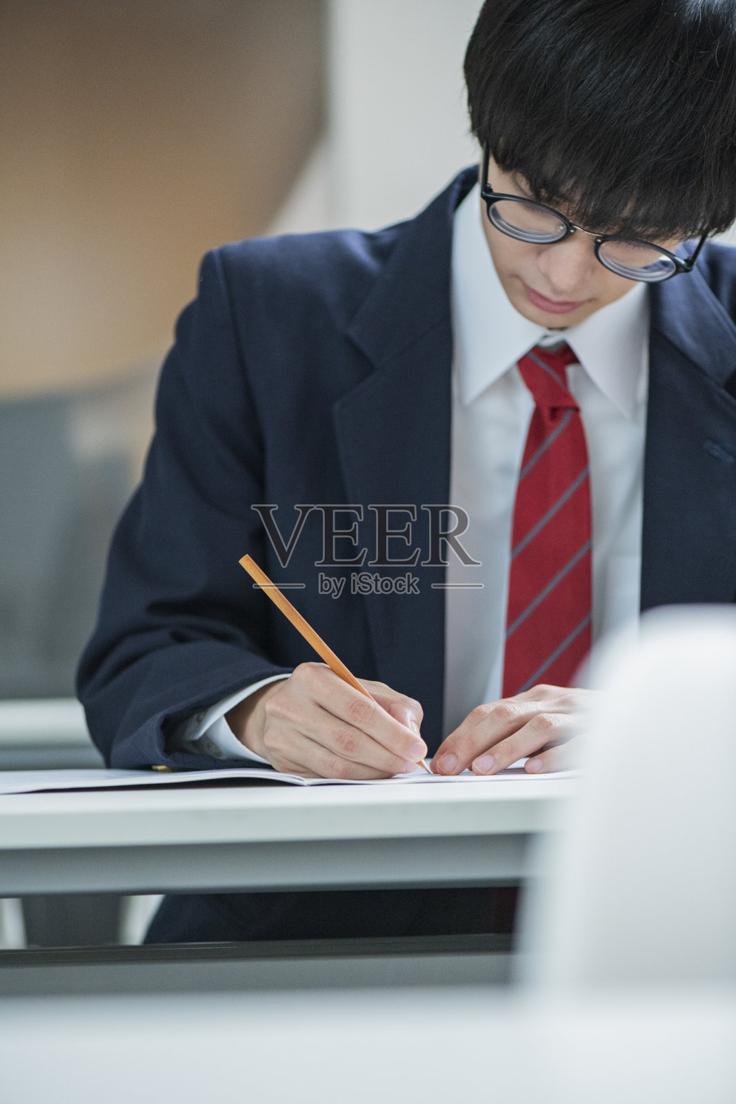 高中男生在预科学校上课。照片摄影图片