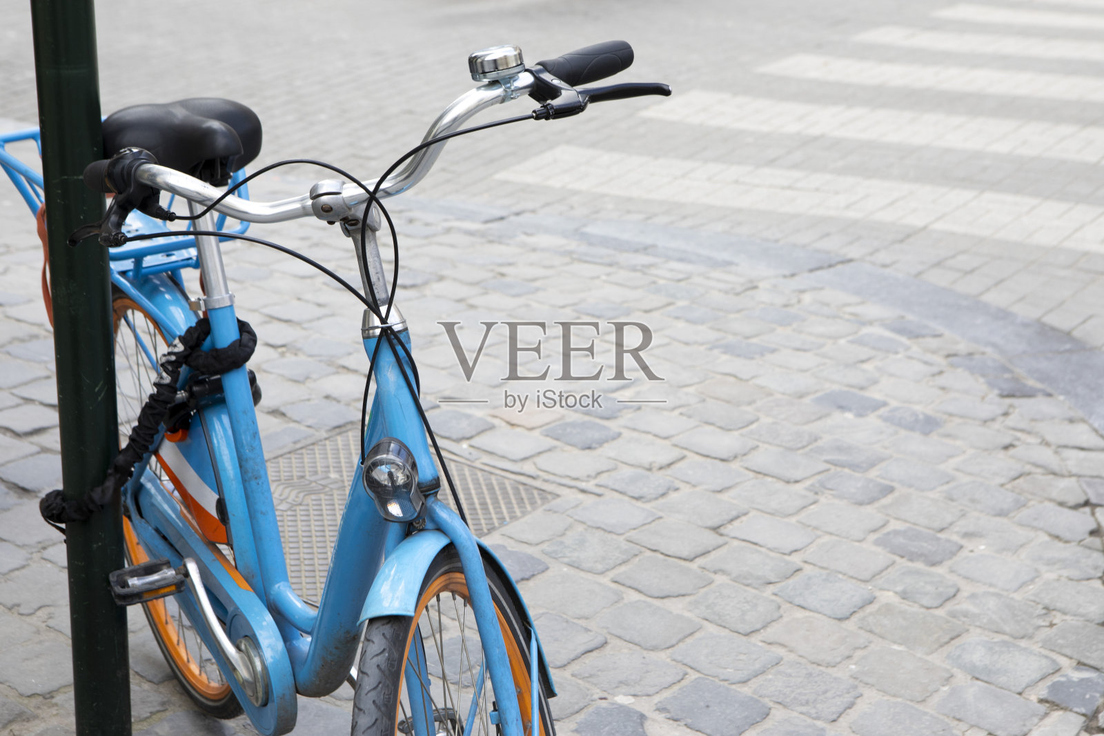 把自行车拴在有复印空间的灯柱上照片摄影图片