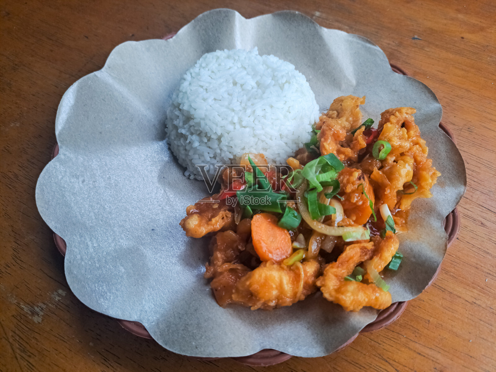 盘子里的糖醋鸡配米饭。食品菜单。照片摄影图片