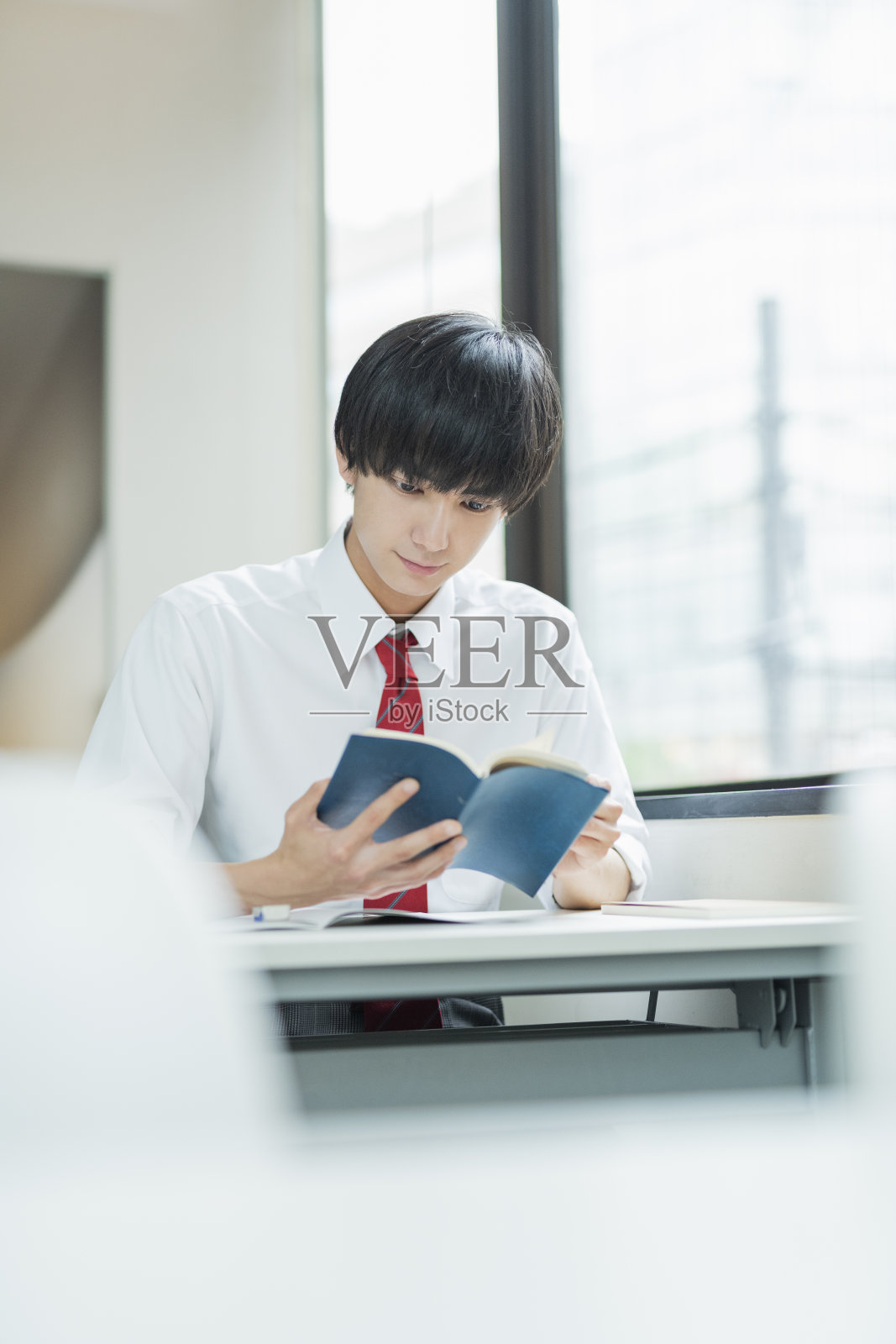 高中男生在预科学校上课。照片摄影图片