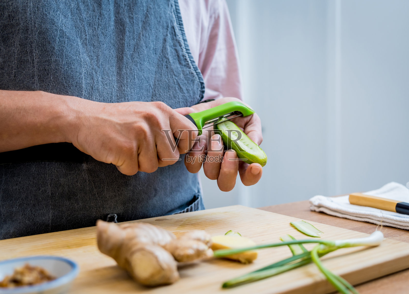 厨师在厨房用洋葱和芝麻准备米粥照片摄影图片