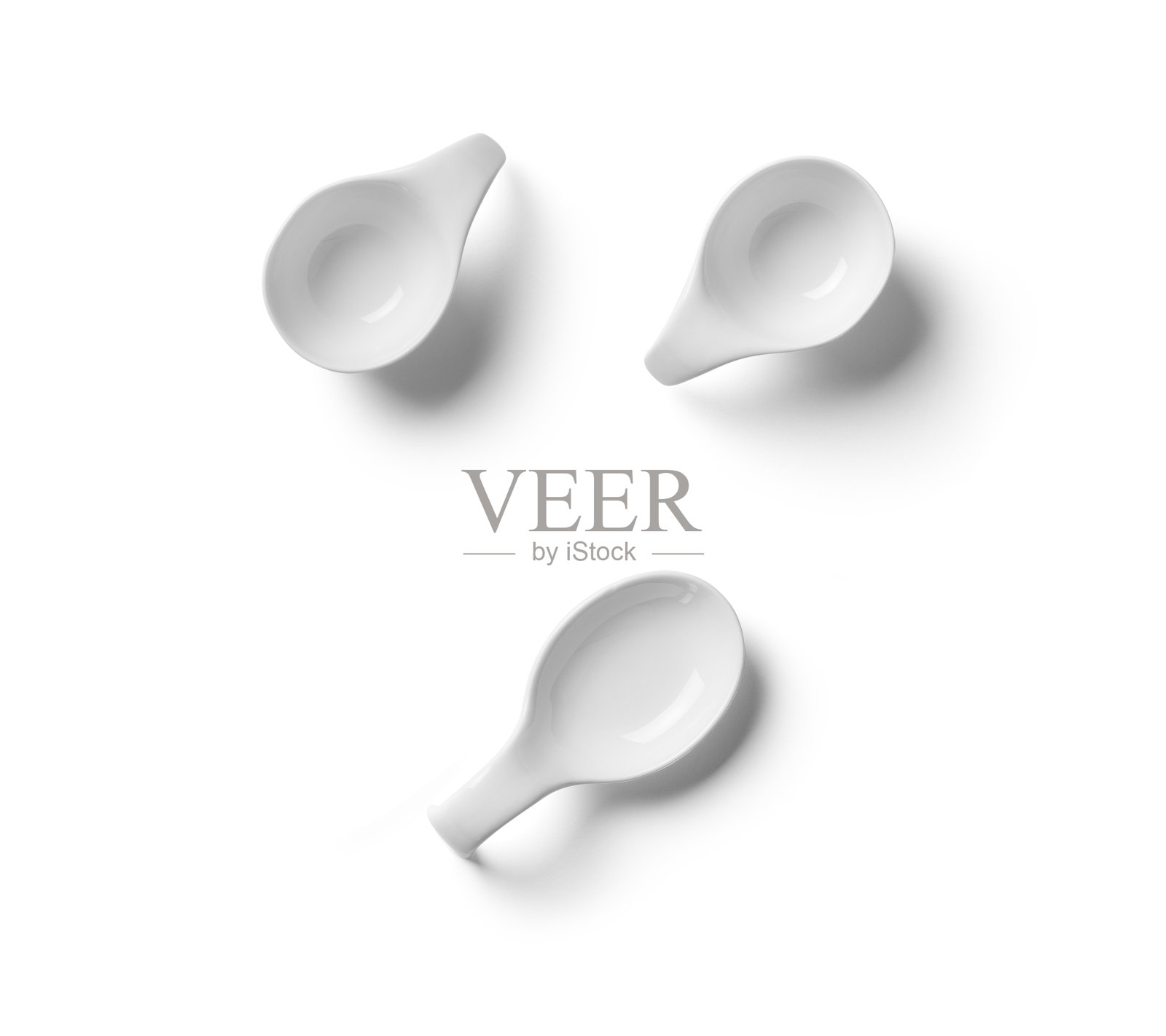 三个空的现代椭圆形白瓷酱杯，孤立在白色上照片摄影图片