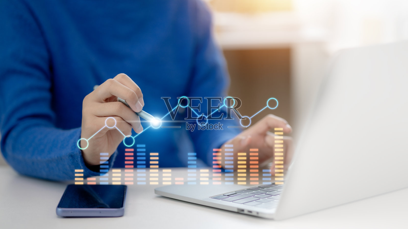 女商人从最初的计划到最终的目标，画了一个向上的箭头和上升的图表，象征着企业的投资发展。照片摄影图片