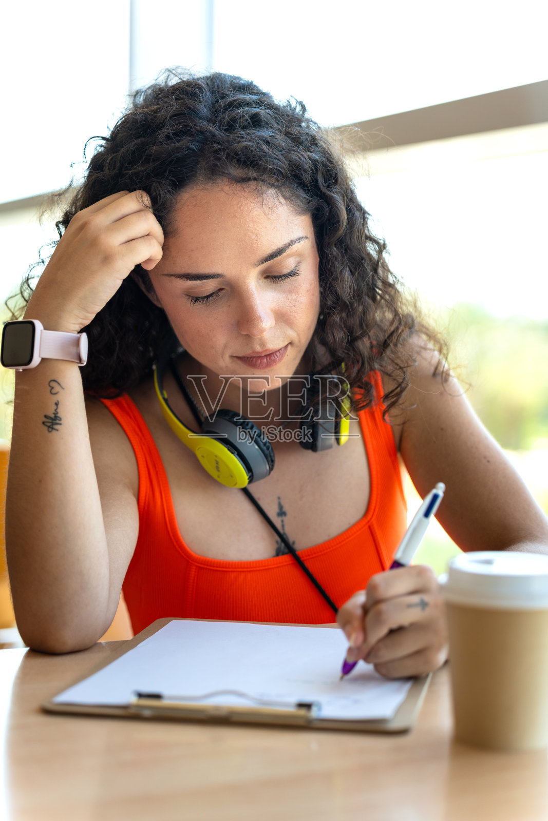 在图书馆专心做作业的学生照片摄影图片