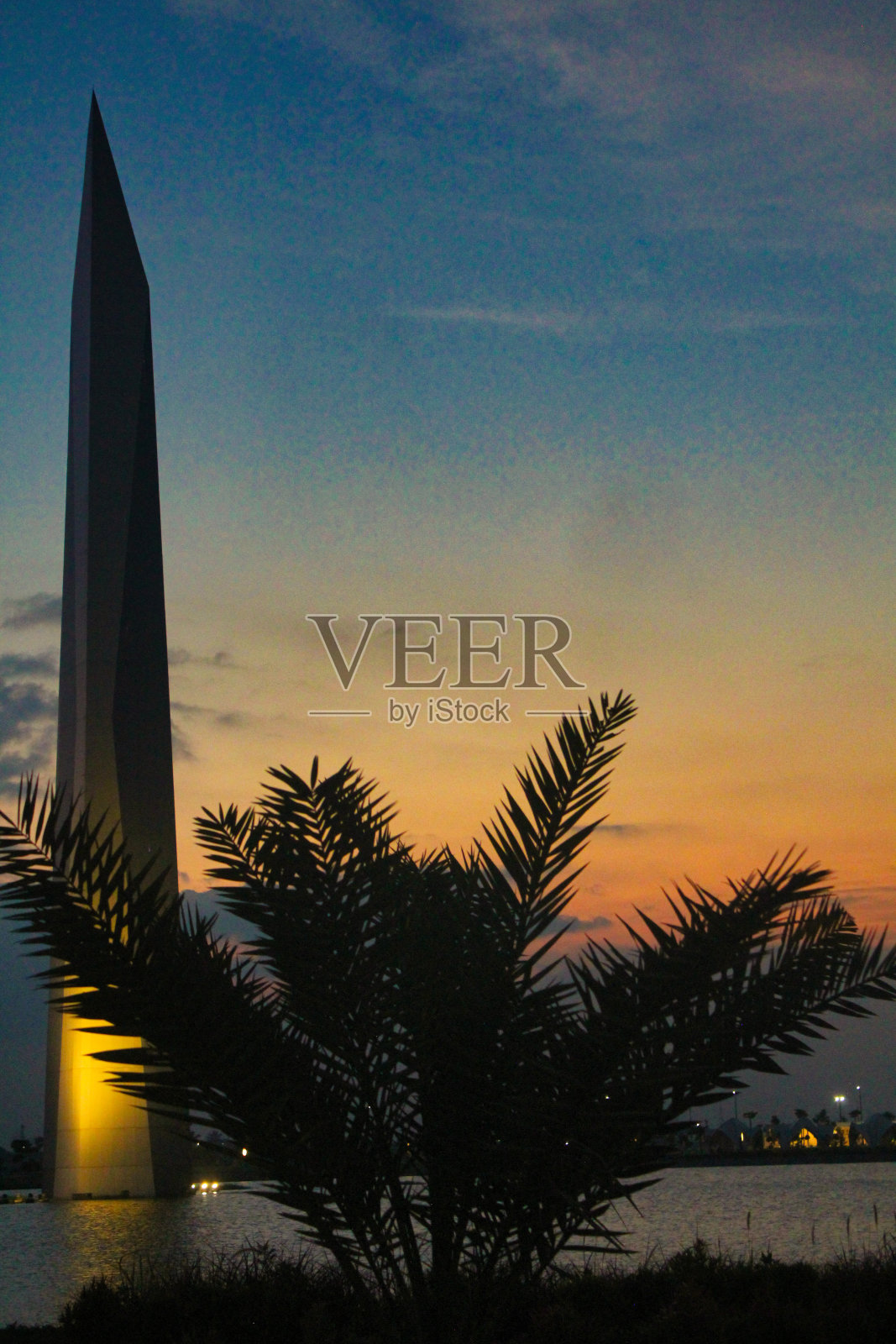 傍晚的天空和塔的背景照片摄影图片