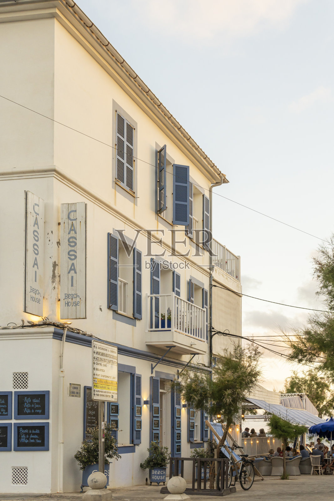 著名的卡赛海滩俱乐部的正立面，在马略卡岛小镇的科洛尼亚德圣乔迪日落照片摄影图片