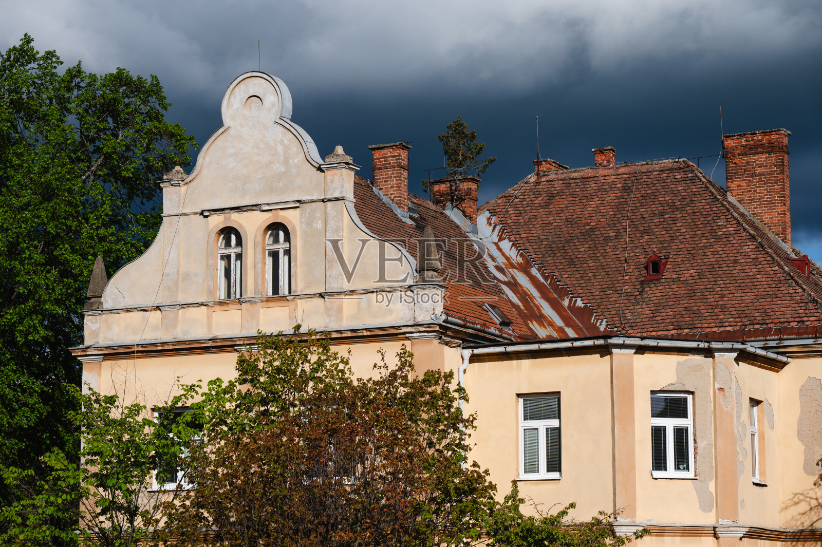 住宅区旧欧式公寓楼窗户，照片摄影图片