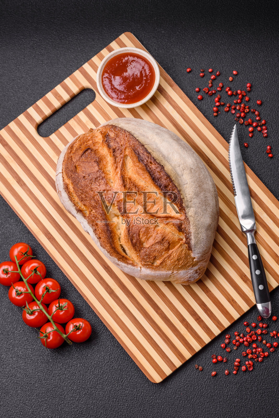 黑面包加谷物的黑面包照片摄影图片