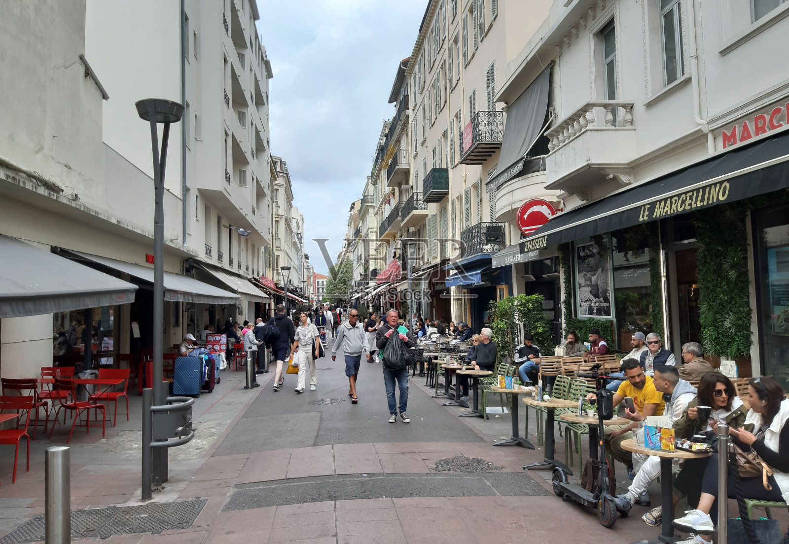 法国,戛纳购物区,人们在餐厅里吃喝照片摄影图片