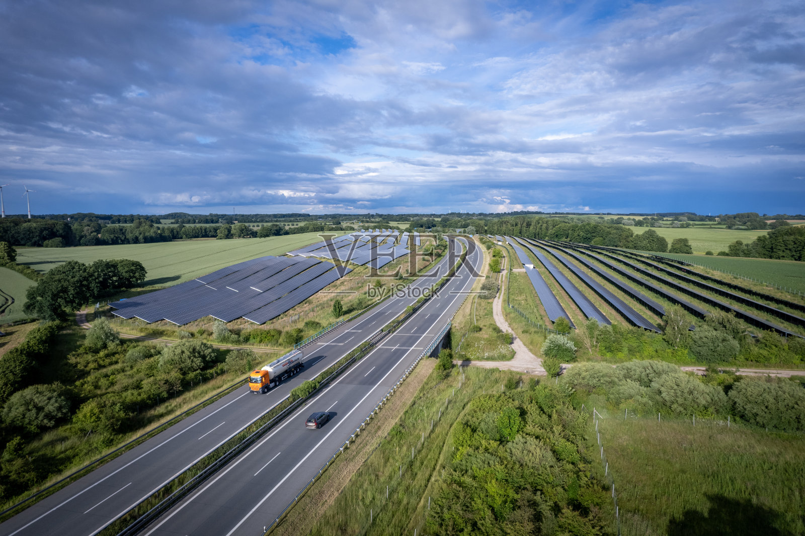 一个大型开放空间光伏发电系统直接位于A20高速公路旁边照片摄影图片