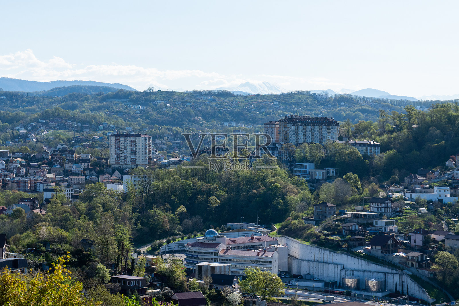 索契阳光明媚的城市景观。照片摄影图片