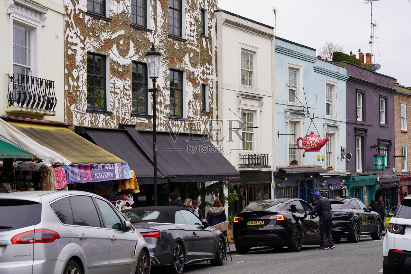 伦敦西区W11街景，诺丁山 gate 波多贝罗路的维多利亚式露台和彩色外墙，英国照片摄影图片