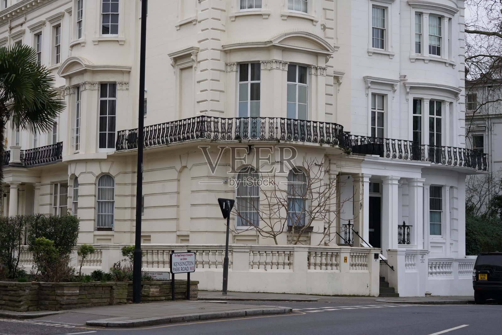伦敦肯辛顿公园路主街街景,诺丁山门维多利亚和乔治亚风格,英国照片摄影图片