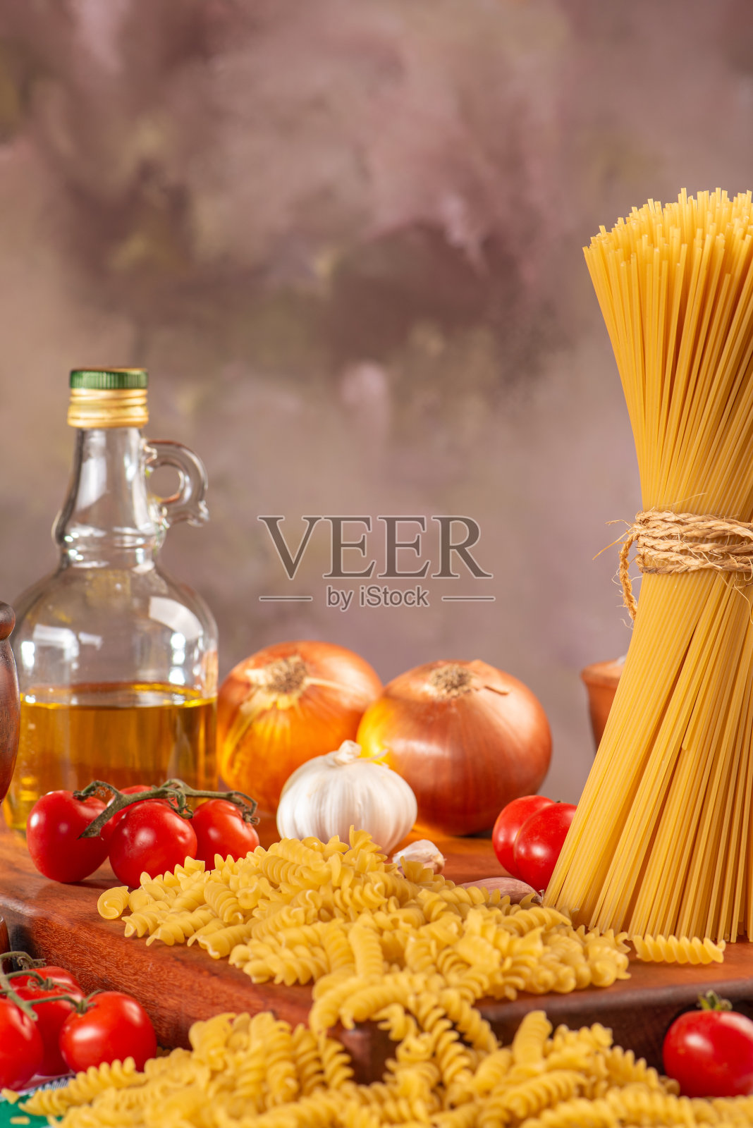 面食，餐桌上有面食，食材和用具，选择性集中。照片摄影图片