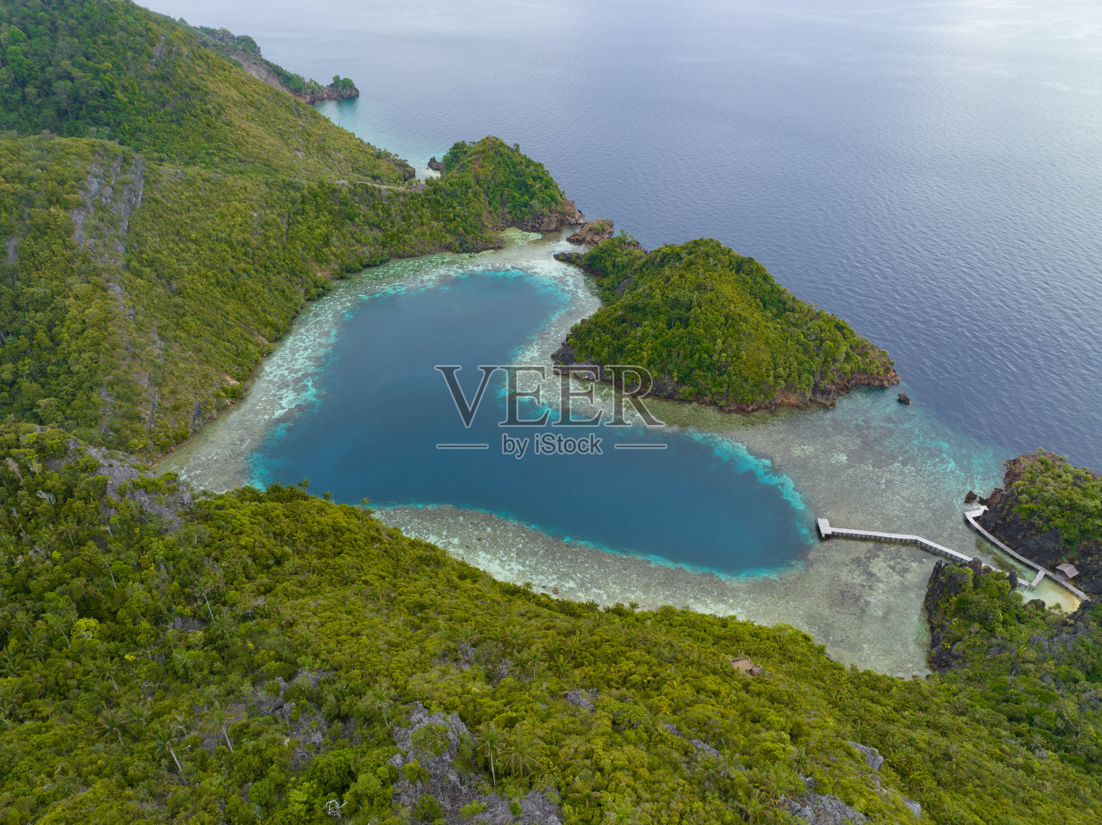 鸟瞰拉贾安帕的石灰岩群岛和边缘珊瑚礁照片摄影图片