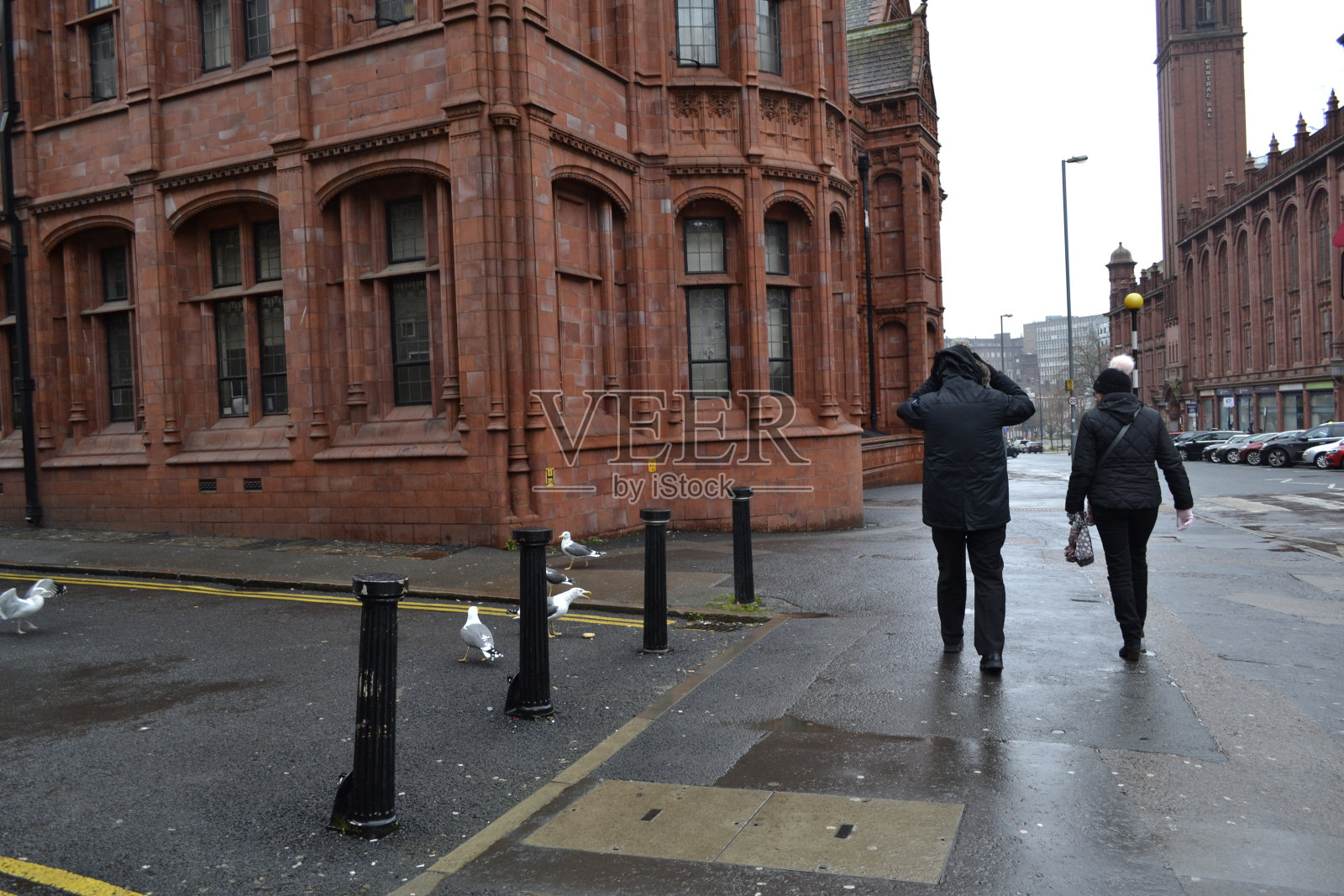 两个人走在人行道上，砖砌的传统英式建筑，伯明翰，英国照片摄影图片