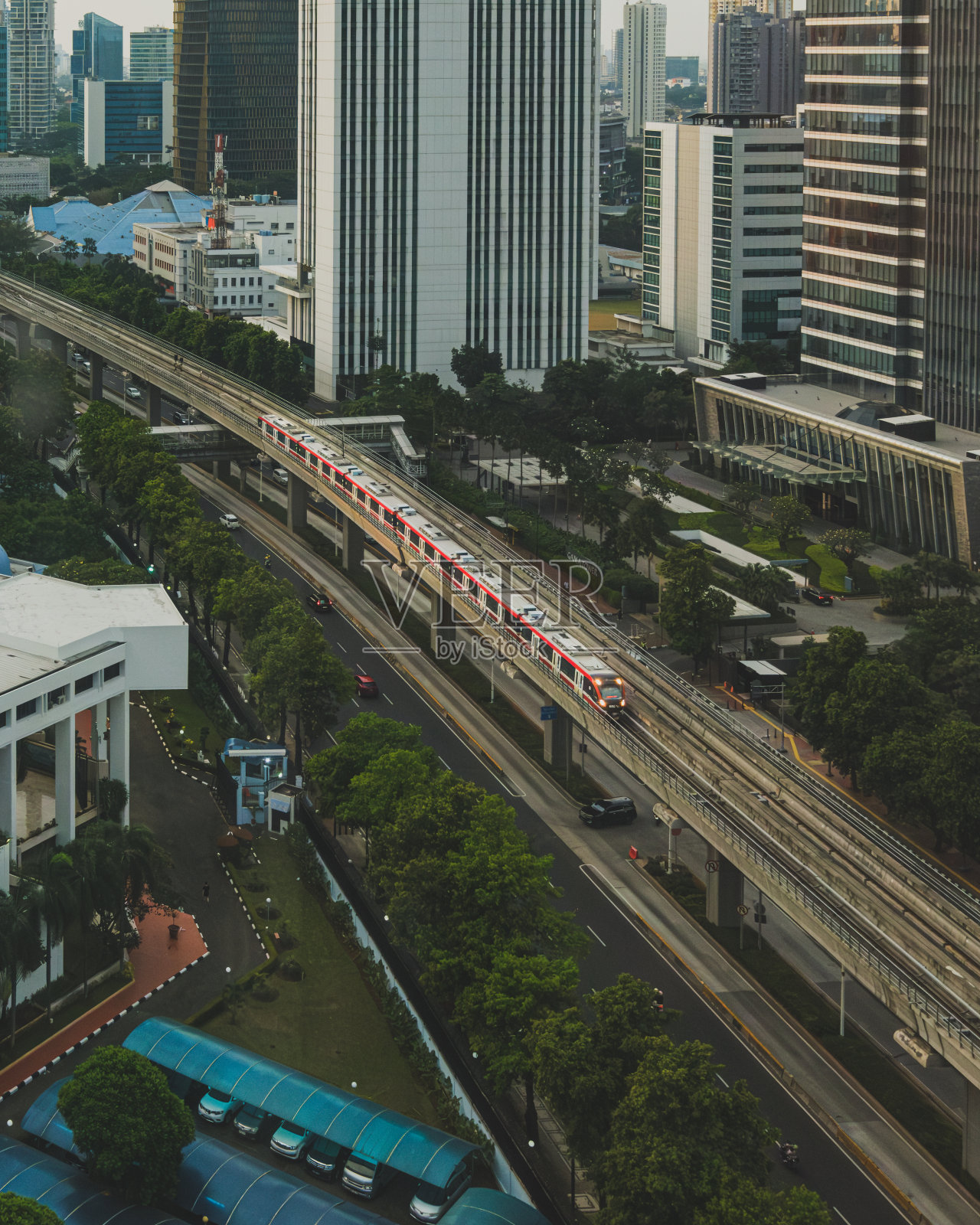 雅加达的轻轨或通勤者在下午移动。照片摄影图片