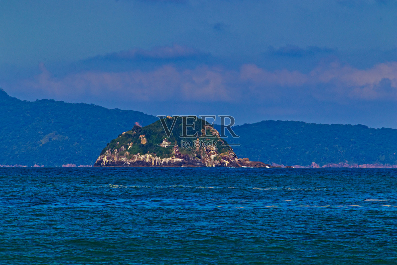 从Cepilho海滩上看到的Laranjeiras小岛。照片摄影图片