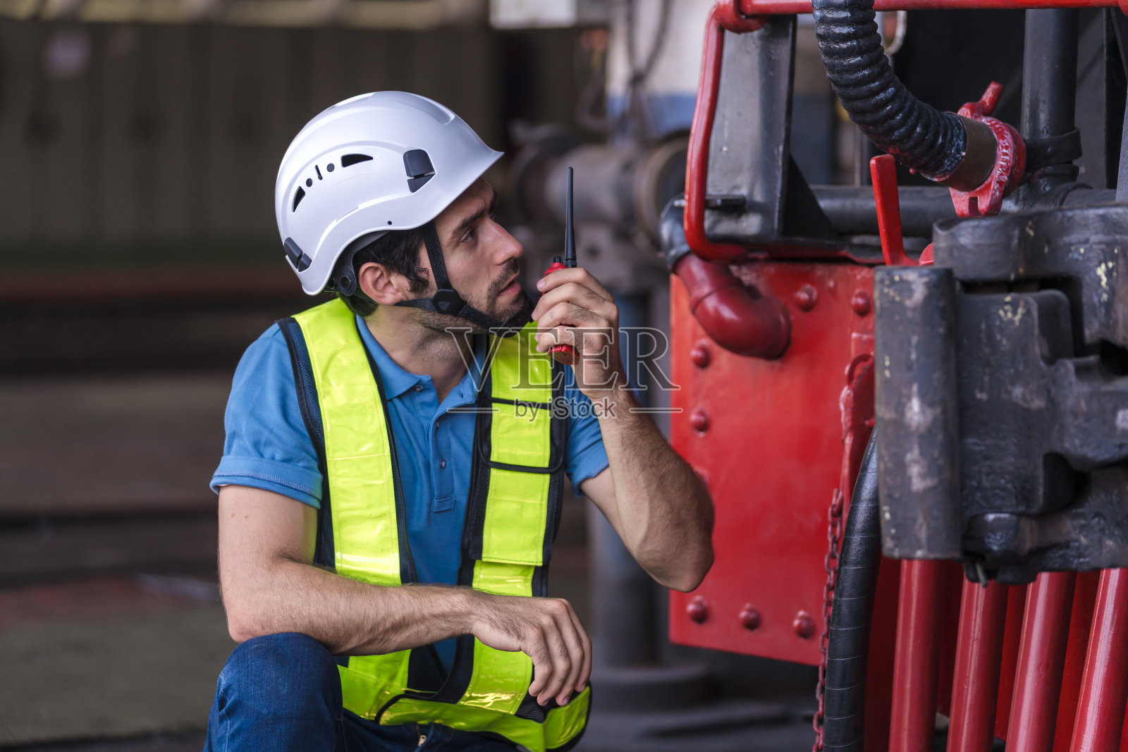 检查铁路施工过程和车站的检查工作。铁路工程师在火车站检查机器。列车工程师概念照片摄影图片