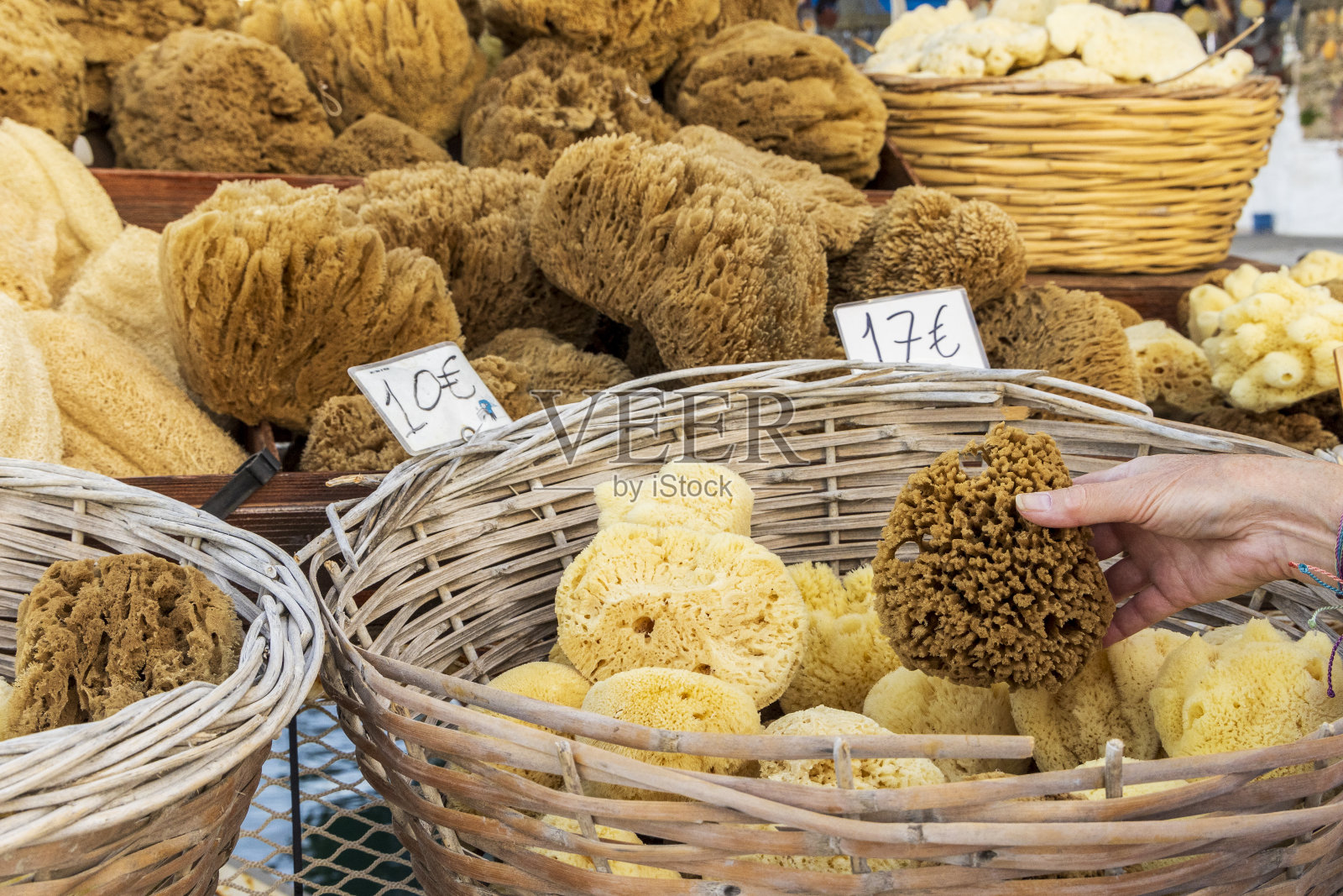 欧洲，希腊，克里特岛，哈尼亚港，古城。出售天然海绵。照片摄影图片