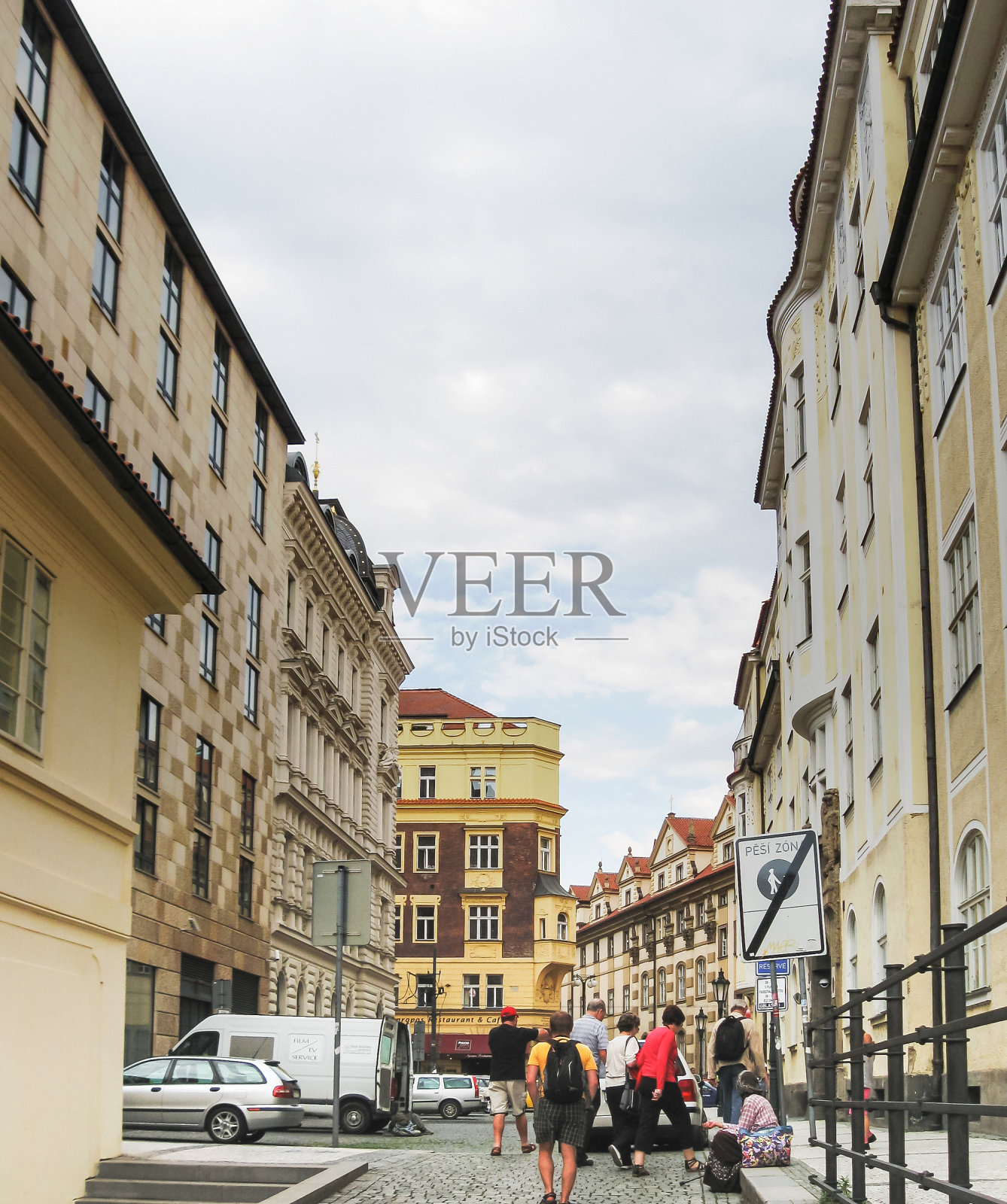 捷克共和国布拉格老城区的街道上有古建筑照片摄影图片