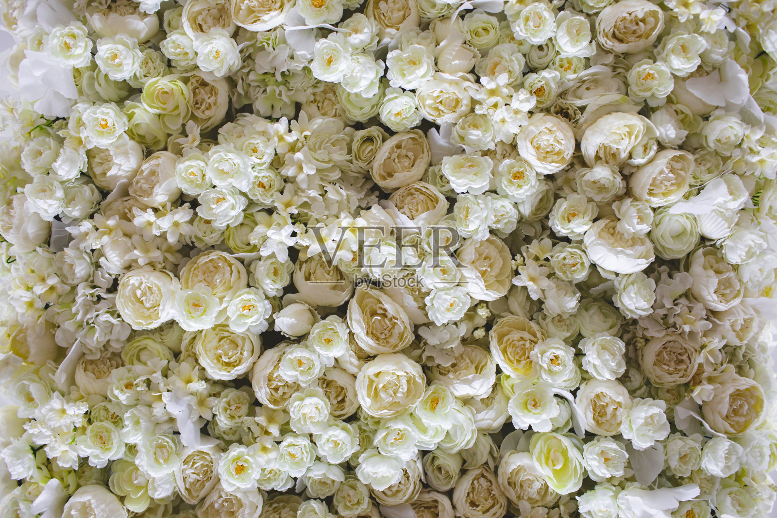 人造玫瑰的花卉背景点缀着明亮的灯光照片摄影图片