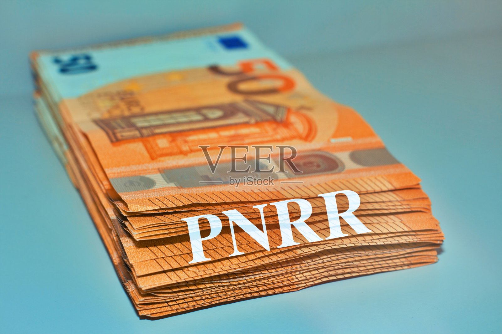 纸钞堆的文字与PNRR概念在意大利的金融帮助照片摄影图片