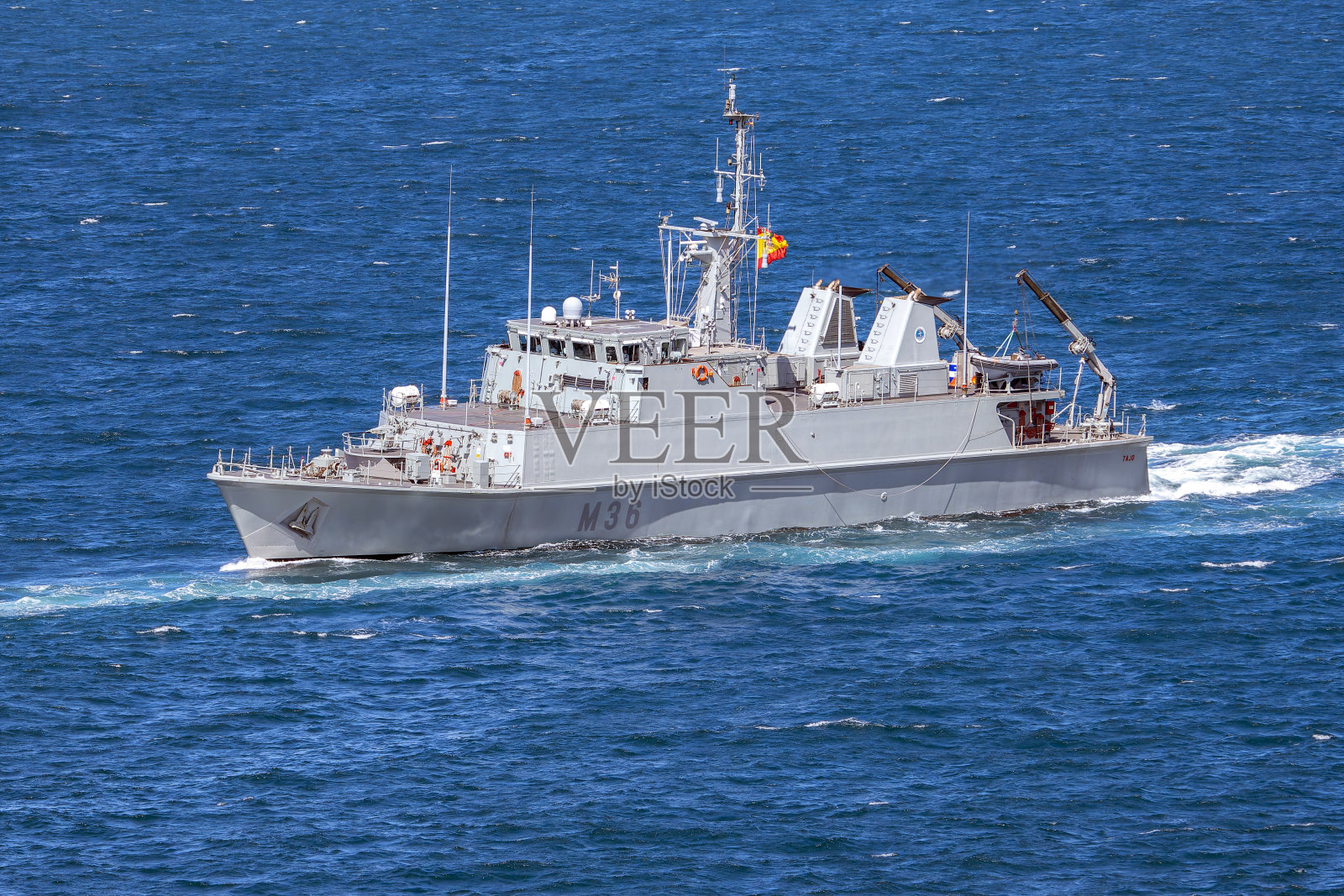 西班牙海军的Tajo M36猎雷船在希洪湾，在阿斯图里亚斯举行的DIFAS 2024之际。照片摄影图片