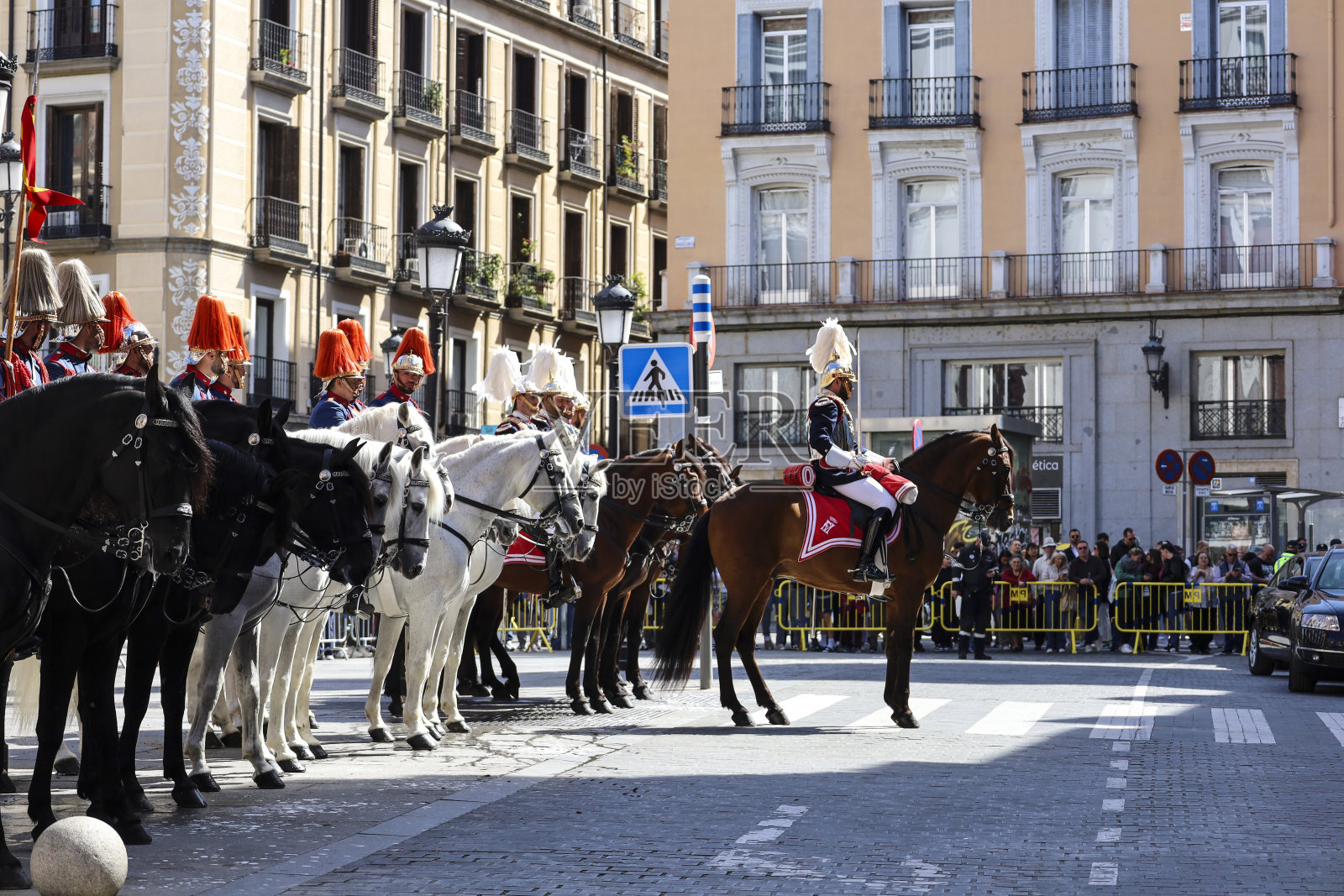 马德里市，身穿传统制服的皇家卫队铁骑照片摄影图片