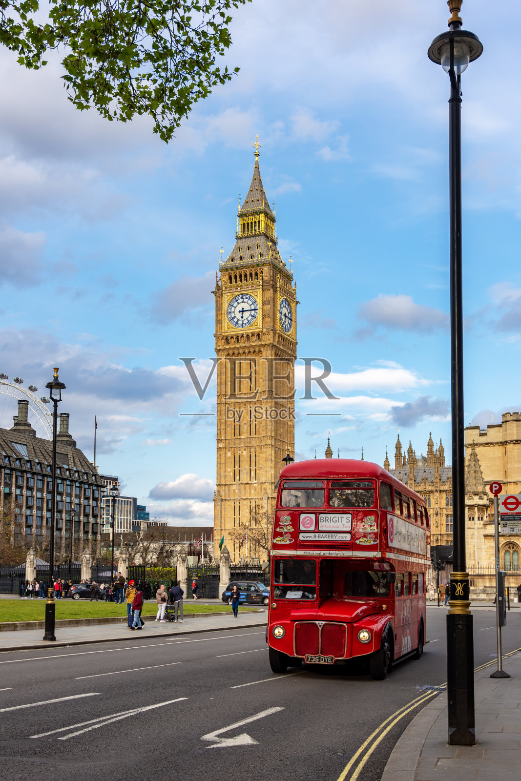 英国伦敦，议会广场和大本钟上的红色双层巴士照片摄影图片