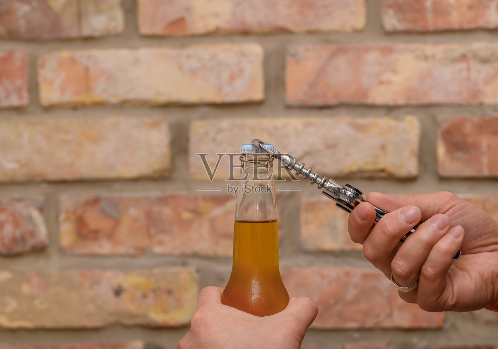 工艺冰啤酒，开瓶，隔离在砖的背景照片摄影图片