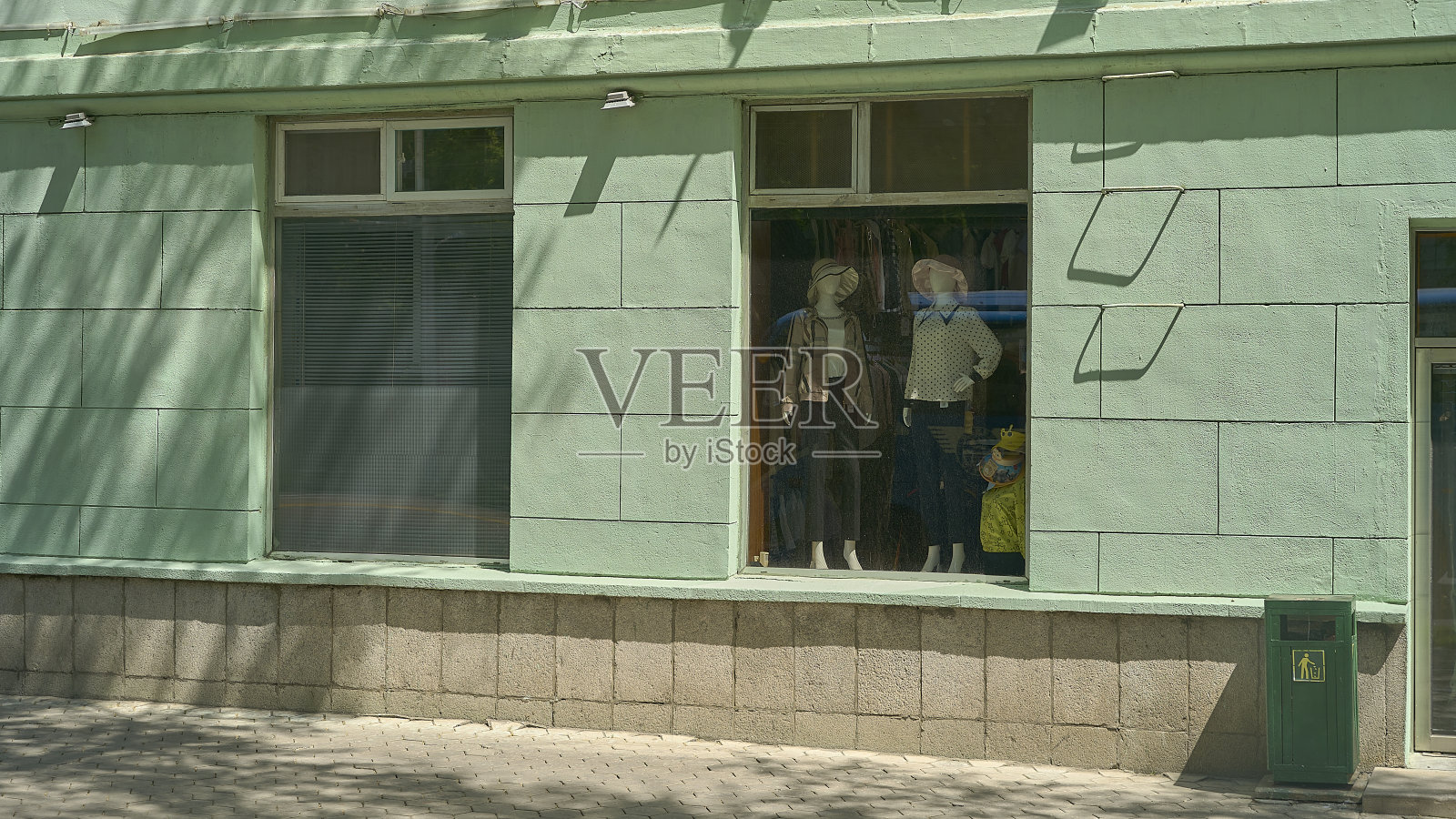 平壤街上一家服装店的橱窗照片摄影图片