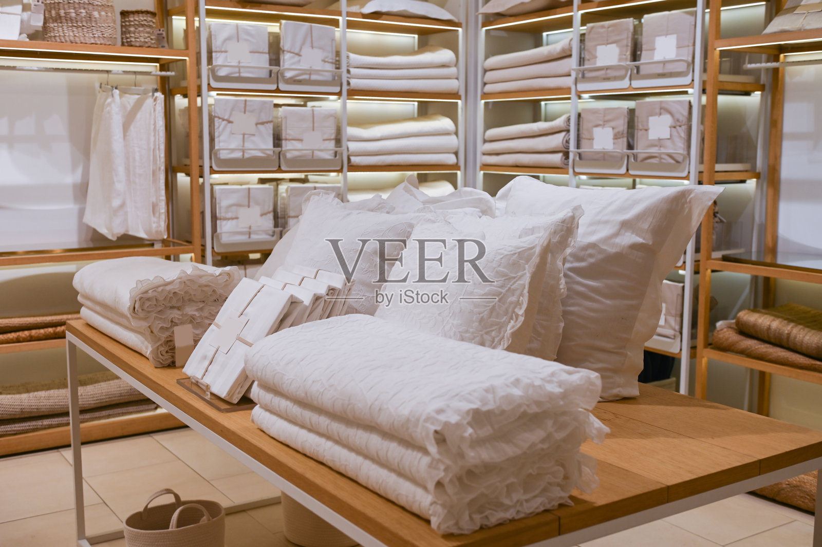 白色的床上用品在商店的架子上照片摄影图片