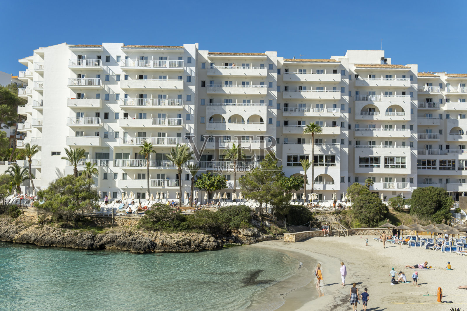 著名的卡拉费雷拉海滩的全景,到处都是吊床和酒店。游客饱和的形象。西班牙马略卡岛照片摄影图片